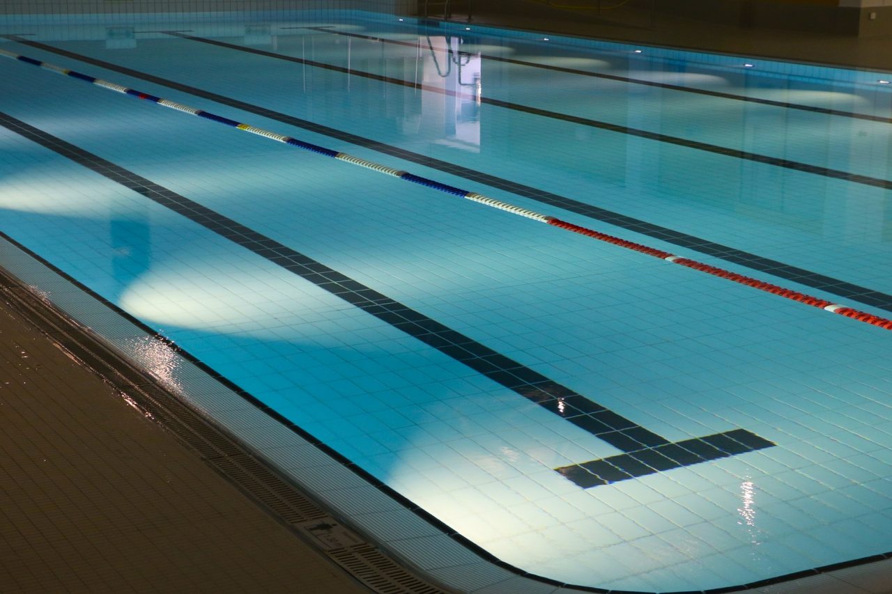 indoor-swimming-pool-735309_1920-1280x853.jpg