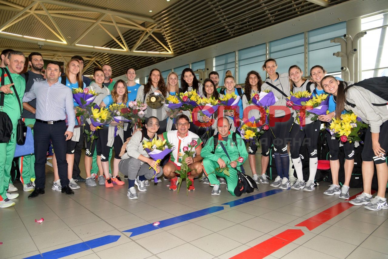 Прибиране на национален отбор волейбол жени летище (14)